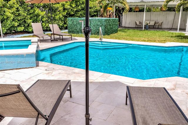 703 NE 7th Street 5, Hallandale Beach, FL 33009