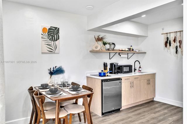 703 NE 7th Street 5, Hallandale Beach, FL 33009
