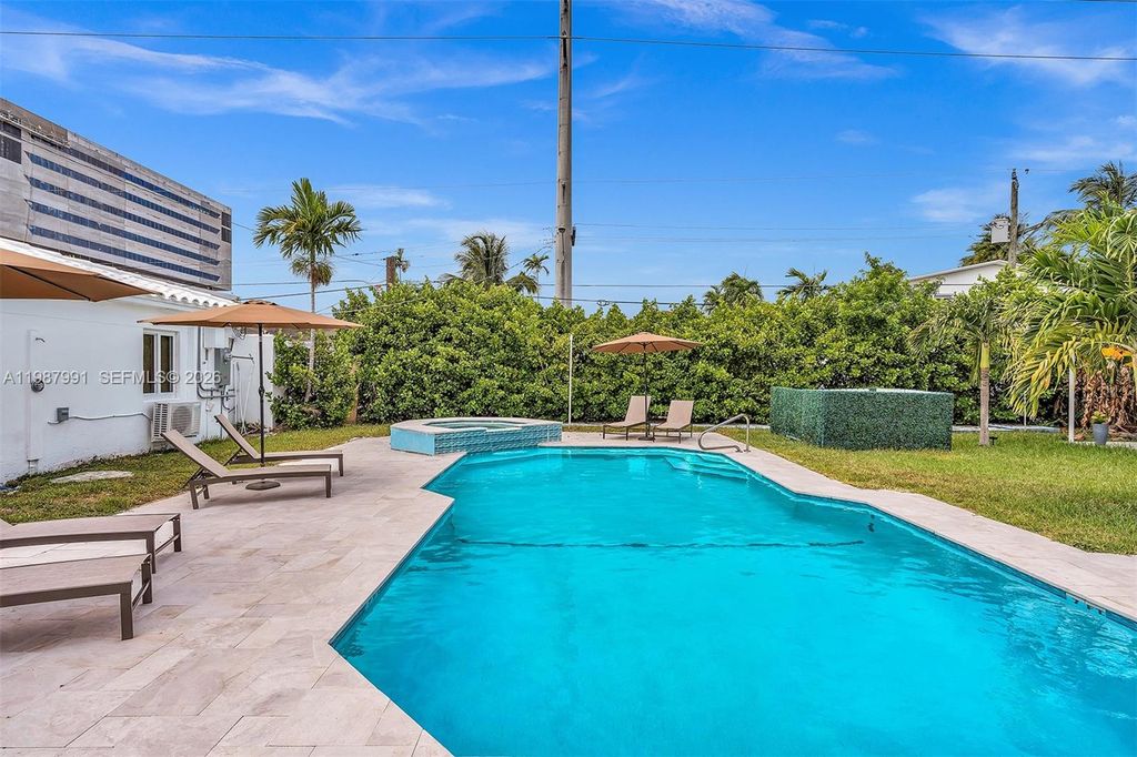 703 NE 7th Street 5, Hallandale Beach, FL 33009