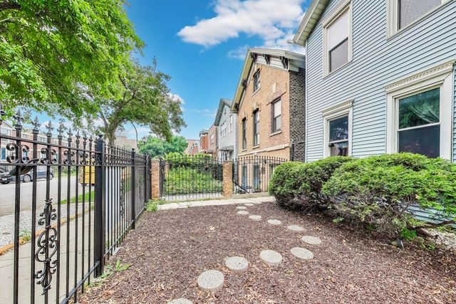2437 W Taylor Street, Chicago, IL 60612