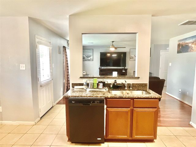 2522 Tracy Lane, Highlands, TX 77562