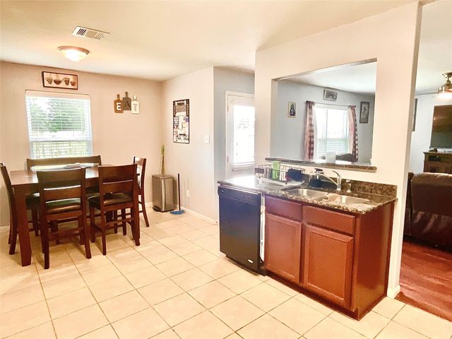 2522 Tracy Lane, Highlands, TX 77562