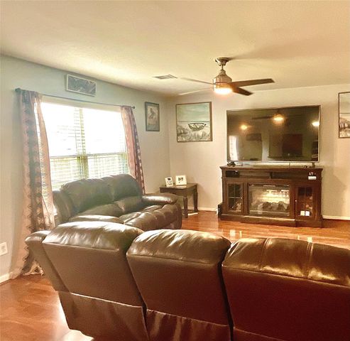 2522 Tracy Lane, Highlands, TX 77562