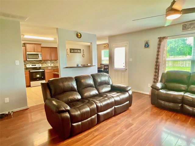 2522 Tracy Lane, Highlands, TX 77562