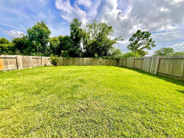 2522 Tracy Lane, Highlands, TX 77562