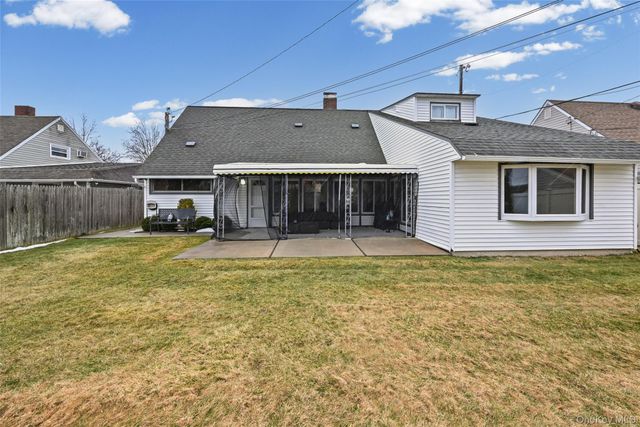 16 Starlight Lane, Levittown, NY 11756