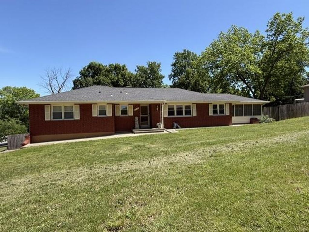 7517 N Central Street, Gladstone, MO 64118
