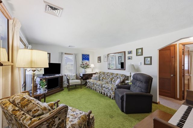 20 Bourbeau St, Chicopee, MA 01020