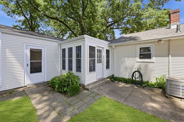 20 Bourbeau St, Chicopee, MA 01020