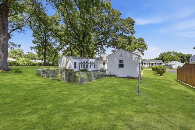 20 Bourbeau St, Chicopee, MA 01020