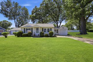 20 Bourbeau St, Chicopee, MA 01020