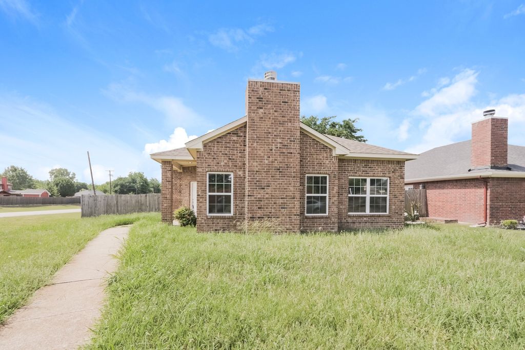 1633 Mockingbird Lane, Desoto, TX 75115