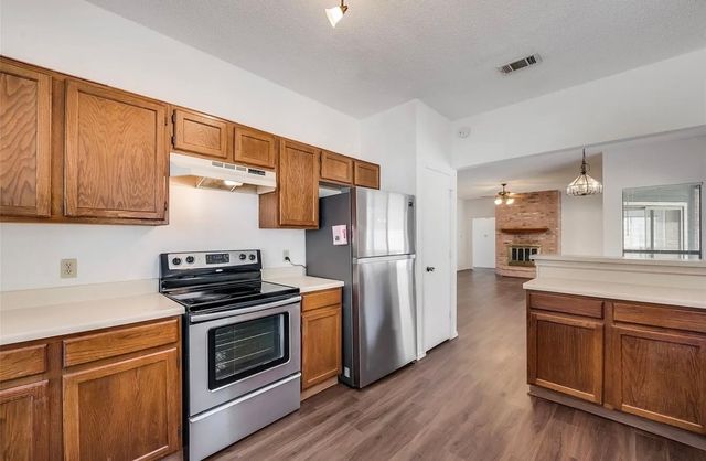 812 Melville Drive, Arlington, TX 76015