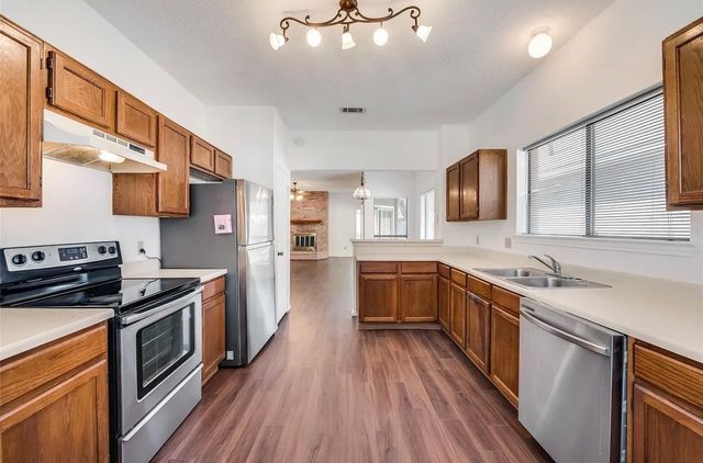 812 Melville Drive, Arlington, TX 76015