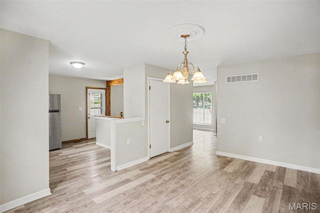 2737 Essex Street, St Charles, MO 63301