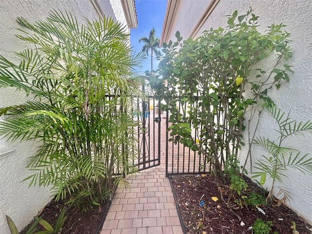 1141 Waterside Ln, Hollywood, FL 33019