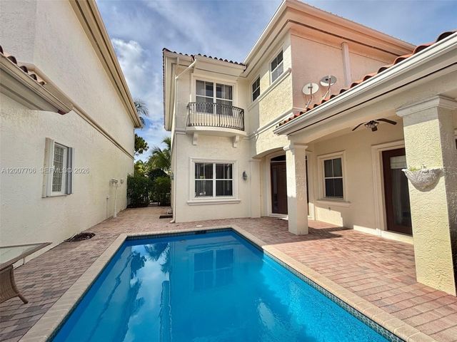 1141 Waterside Ln, Hollywood, FL 33019