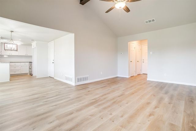 921 Willow Circle S, Burleson, TX 76028