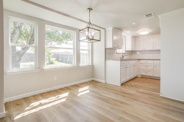 921 Willow Circle S, Burleson, TX 76028