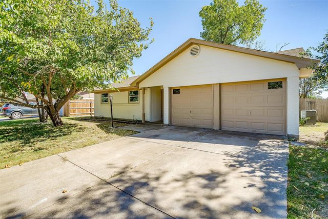 921 Willow Circle S, Burleson, TX 76028