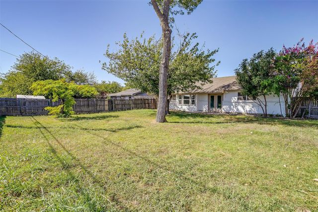 921 Willow Circle S, Burleson, TX 76028