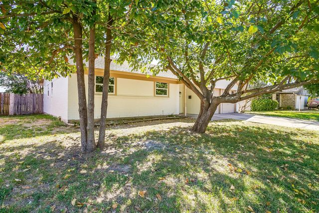 921 Willow Circle S, Burleson, TX 76028