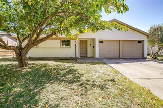 921 Willow Circle S, Burleson, TX 76028