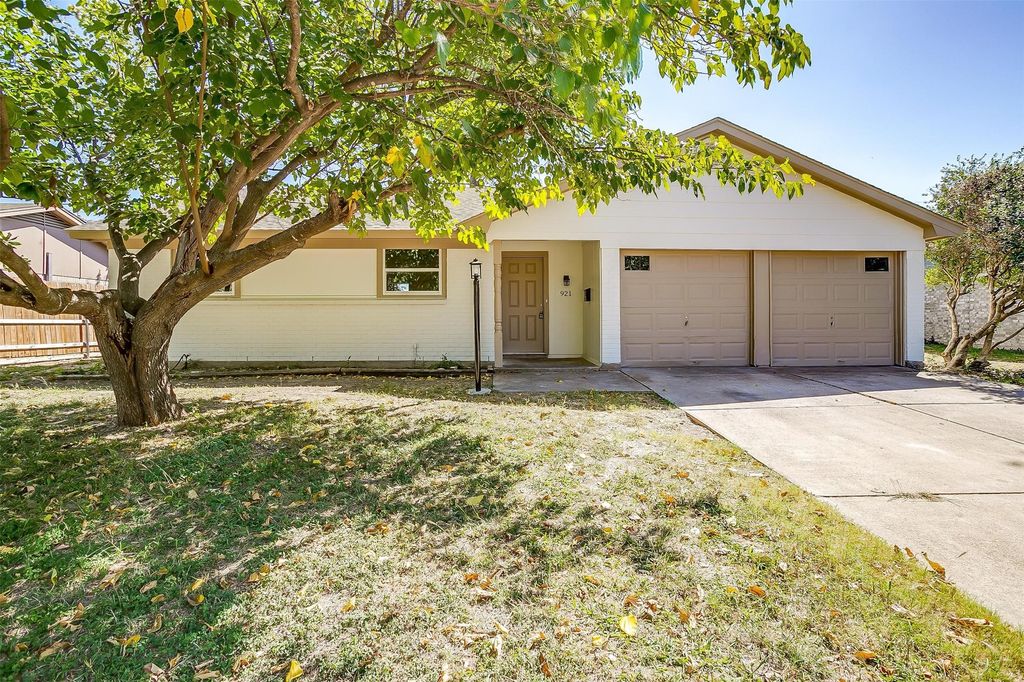 921 Willow Circle S, Burleson, TX 76028