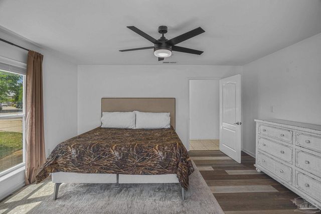 1044 Aquamarine Dr, Gulf Breeze, FL 32563