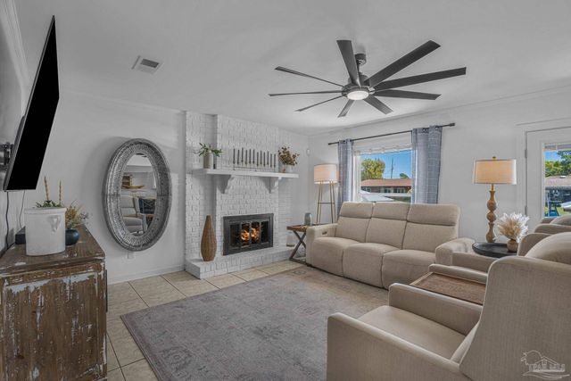 1044 Aquamarine Dr, Gulf Breeze, FL 32563
