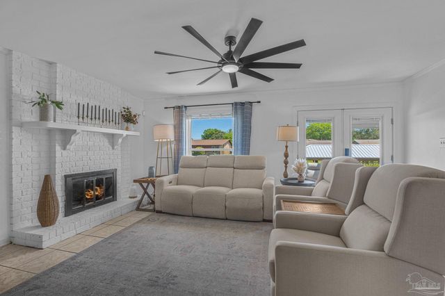 1044 Aquamarine Dr, Gulf Breeze, FL 32563