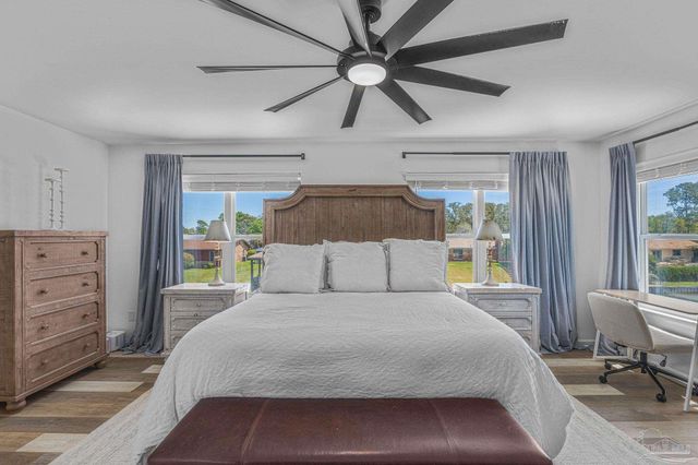 1044 Aquamarine Dr, Gulf Breeze, FL 32563