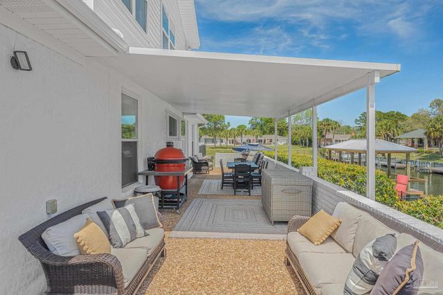 1044 Aquamarine Dr, Gulf Breeze, FL 32563