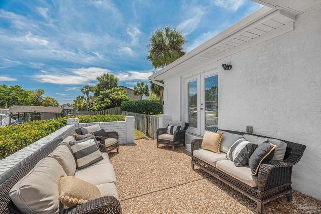 1044 Aquamarine Dr, Gulf Breeze, FL 32563
