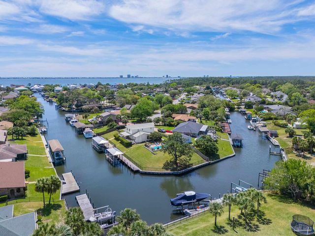 1044 Aquamarine Dr, Gulf Breeze, FL 32563