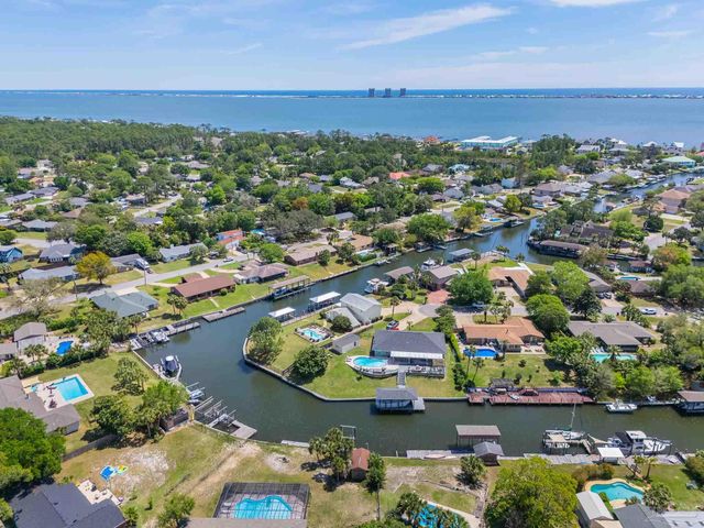 1044 Aquamarine Dr, Gulf Breeze, FL 32563
