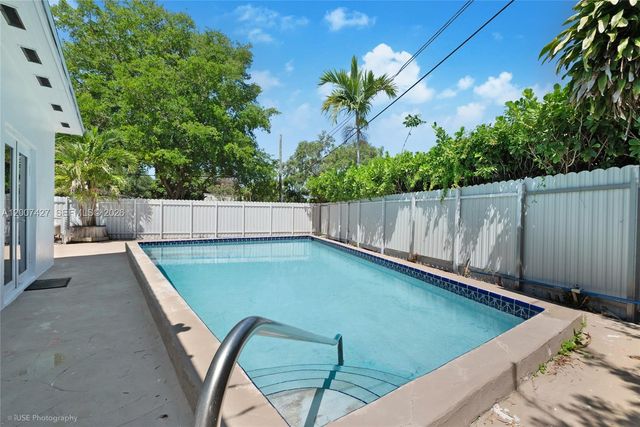 5889 Devonshire Blvd, Miami, FL 33155