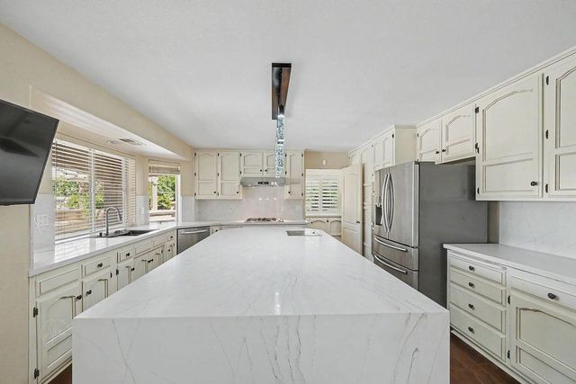 10111 N Spanish Bay Drive, Fresno, CA 93720