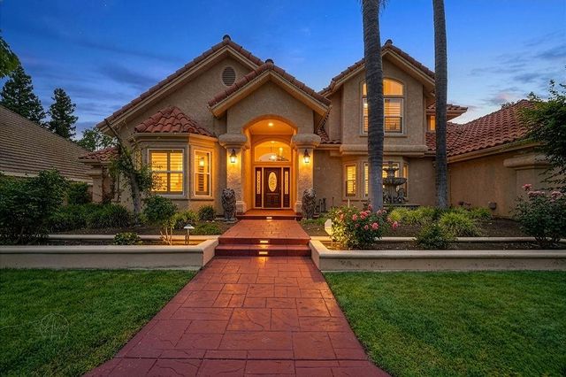 10111 N Spanish Bay Drive, Fresno, CA 93720