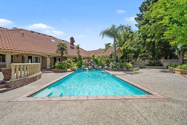 10111 N Spanish Bay Drive, Fresno, CA 93720