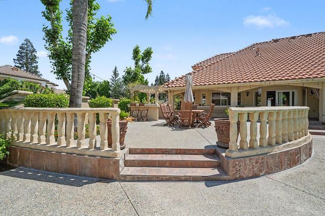 10111 N Spanish Bay Drive, Fresno, CA 93720
