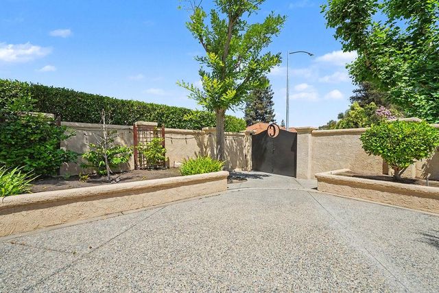 10111 N Spanish Bay Drive, Fresno, CA 93720