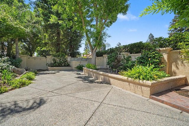 10111 N Spanish Bay Drive, Fresno, CA 93720