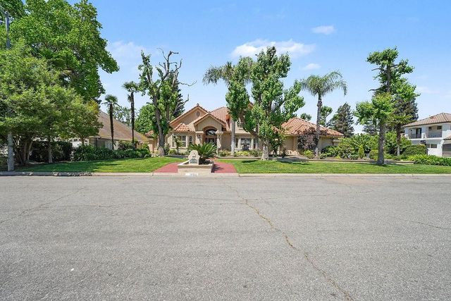 10111 N Spanish Bay Drive, Fresno, CA 93720
