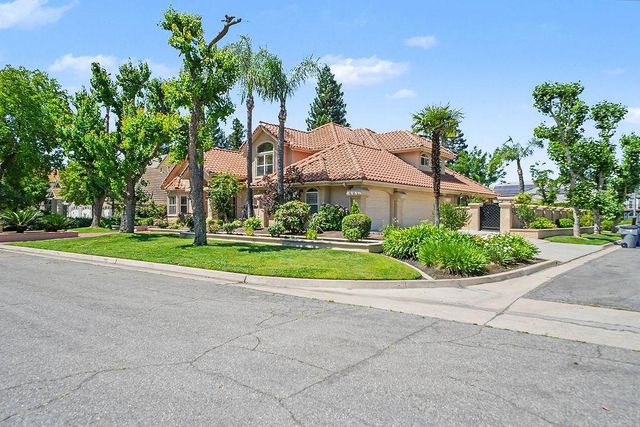10111 N Spanish Bay Drive, Fresno, CA 93720