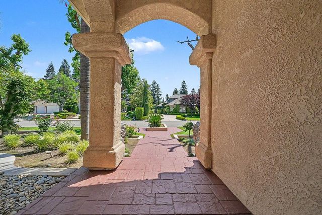 10111 N Spanish Bay Drive, Fresno, CA 93720