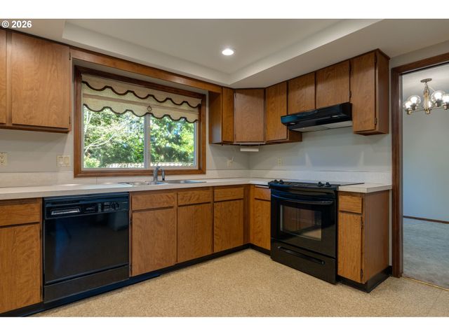 18140 STONEWOOD Dr, Gladstone, OR 97027