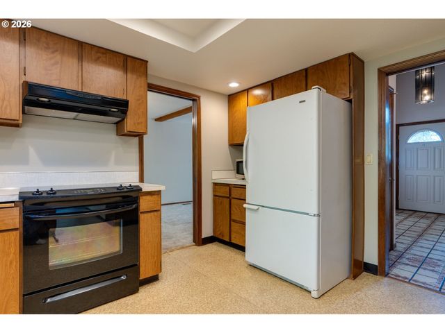 18140 STONEWOOD Dr, Gladstone, OR 97027