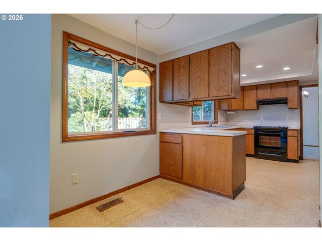 18140 STONEWOOD Dr, Gladstone, OR 97027