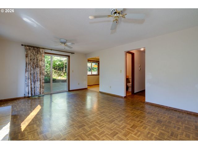 18140 STONEWOOD Dr, Gladstone, OR 97027